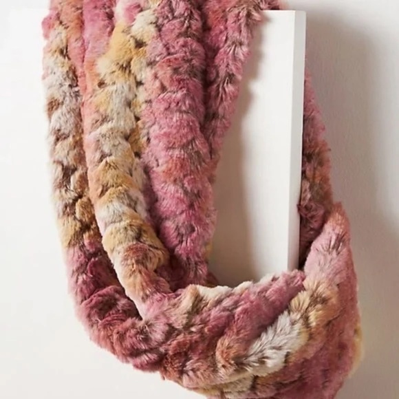 NWT Anthropologie Pink  Remi Faux Fur Infinity Scarf - Picture 2 of 2